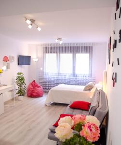 アリカンテにあるTarifa 4の白いベッドルーム(ベッド1台、ソファ付)