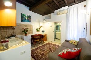 een keuken en een woonkamer met een bank en een tafel bij JUSTACASA alla SCALA Trastevere in Rome +47 foto's