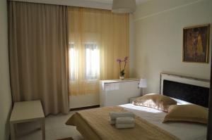 ein Schlafzimmer mit einem Bett mit zwei Handtüchern darauf in der Unterkunft Aigaiou House in Thessaloniki