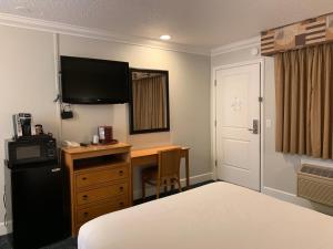 Postel nebo postele na pokoji v ubytování Stargazer Inn and Suites