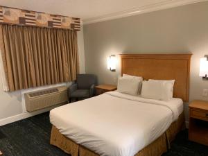 Postel nebo postele na pokoji v ubytování Stargazer Inn and Suites