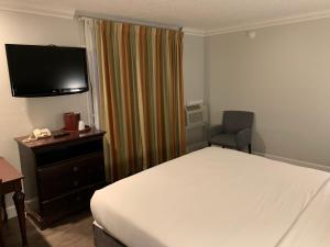 Postel nebo postele na pokoji v ubytování Stargazer Inn and Suites