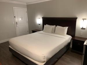 Postel nebo postele na pokoji v ubytování Stargazer Inn and Suites