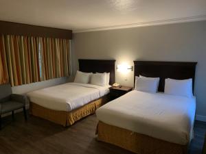 Postel nebo postele na pokoji v ubytování Stargazer Inn and Suites