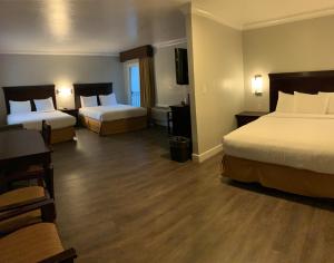 Postel nebo postele na pokoji v ubytování Stargazer Inn and Suites