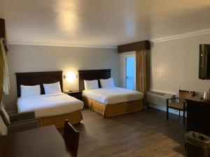 Postel nebo postele na pokoji v ubytování Stargazer Inn and Suites