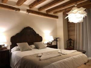 a bedroom with a large bed with two towels on it at Apartament Piteus Centre in Sant Llorenç de Morunys