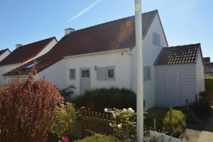 ein weißes Haus mit braunem Dach in der Unterkunft SeaSide4you in De Haan
