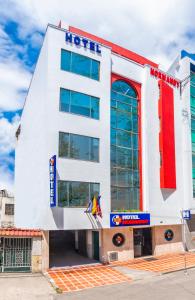 un hotel con un edificio rojo y blanco en Hotel Ayenda Normandy, en Bogotá