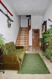 uma sala de estar com um sofá e uma escada em Residencial Tarouca em Fundão