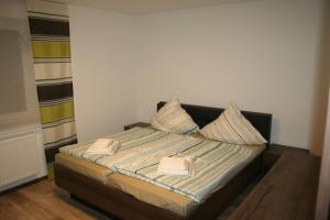 Una cama en una habitación con dos toallas. en Privat Unterkunft Schreiber, en Winterbach