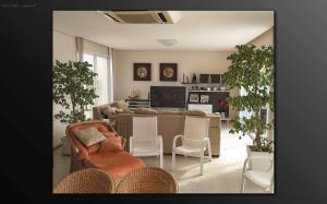 a living room with a couch and chairs at Cobertura Praia de Palmas in Governador Celso Ramos
