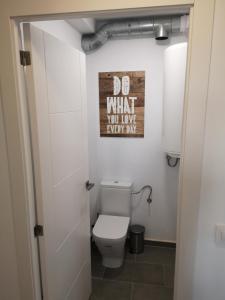 タリファにあるAPARTAMENTO FUNWORKSのバスルーム(トイレ付)が備わります。