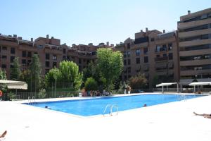 pusty basen przed niektórymi budynkami w obiekcie Premium luxury city center apartment w Madrycie
