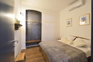 niewielka sypialnia z łóżkiem i oknem w obiekcie Apartment Rest in The Best w Zagrzebiu