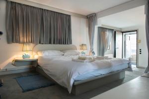 Un pat sau paturi într-o cameră la Athens Penthouse Suite on 6th floor