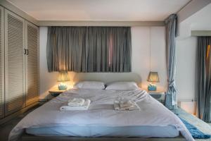Un pat sau paturi într-o cameră la Athens Penthouse Suite on 6th floor