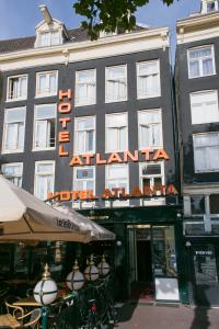アムステルダムにあるホテル アトランタのアトランタホテルの看板のある建物
