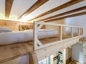 バレンシアにあるApartamento cerca de la playaの木製の天井が特徴のベッドルーム1室(二段ベッド2組付)