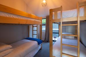 A bunk bed or bunk beds in a room at Lakeview Queenstown