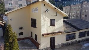 a building with a sign on the side of it at Estudio romántico en Puerto De Navacerrada in Cercedilla +8 photos