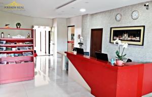 西諾普的住宿－Hotel Pousada Real，一间房间里装有红色柜台的药剂师