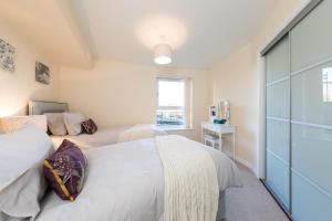 a bedroom with two beds and a window at THE BROCH, Ground Floor City Centre Apartment, sleeps 6 in Perth
