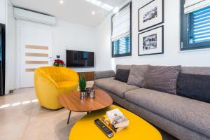 TV a/nebo společenská místnost v ubytování Saint Blaise Luxury Suite