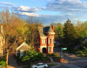 una casa arancione con una macchina parcheggiata di fronte di Lyndon House Bed & Breakfast a Lexington