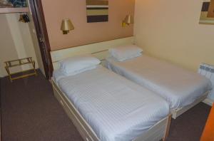 Кровать или кровати в номере Primelodge Rotherham