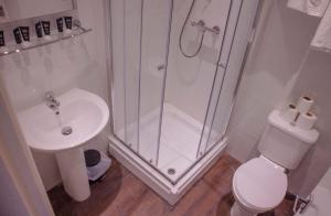 ドンカスターにあるPrimelodge Doncasterのバスルーム(シャワー、トイレ、シンク付)