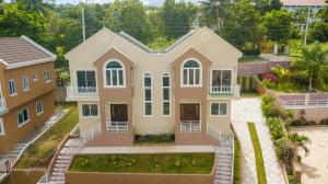 una vista aérea de una casa en Tropical Luxury Dreams, en Ocho Ríos