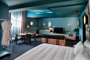 ブダペストにあるStories Boutique Hotelのベッドとダイニングルームが備わるホテルルームです。 +37枚の写真