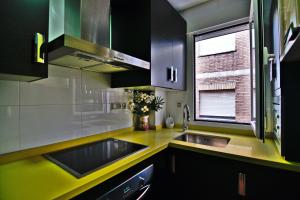 uma cozinha com um lavatório e uma janela em apartamento completo centrico em Maracena