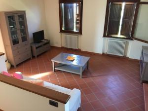 sala de estar con sofá y mesa de centro en Villetta le Rose, en Tavullia