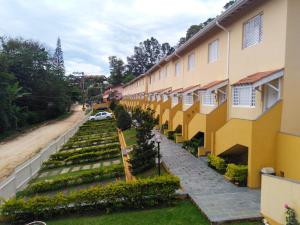Blick auf den Garten außerhalb eines Gebäudes in der Unterkunft Condomínio Vila Paradiso in Serra Negra