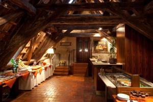 duży pokój z drewnianymi sufitami i stołami w restauracji w obiekcie Appia Hotel Residences w Pradze