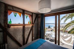 um quarto com uma cama e vista para o oceano em Patio Ferreiro B&B em Cartagena