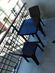 a black chair sitting on top of a balcony at Apartamento Ana in Santa Marta