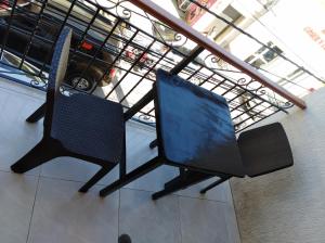 twee stoelen met een computermonitor erop. bij Apartamento Ana in Santa Marta