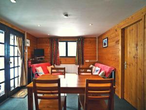 a dining room with a table and chairs at La Coterie Lodges in Blaudeix