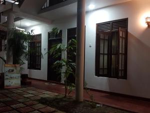 Bangunan di mana terletaknya rumah tamu ini