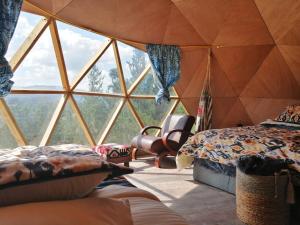 Glamping NIDO VERDE的休息区