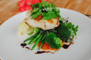 Makanan di atau di tempat lain dekat hotel