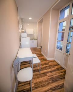 una pequeña cocina con mesa y sillas en una habitación en Apartamentos Silo, en Pravia