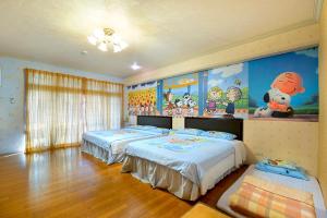 Jiji的住宿－集集金格民宿，一间卧室设有两张床,墙上挂着一幅画