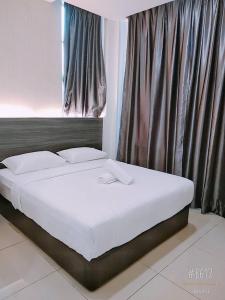 1 dormitorio con 1 cama blanca grande frente a una ventana en KU-3 HOTEL en Tapah