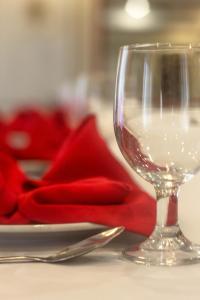 een wijnglas op een tafel met een rood servet bij Benguet Prime Hotel in Baguio