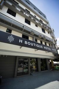 um edifício com uma placa que lê h boutique hotel em H Boutique Hotel Xplorer Cheras em Kuala Lumpur
