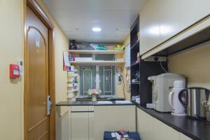 Kjøkken eller kjøkkenkrok på Hoo Sang Hostel 香港豪生酒店